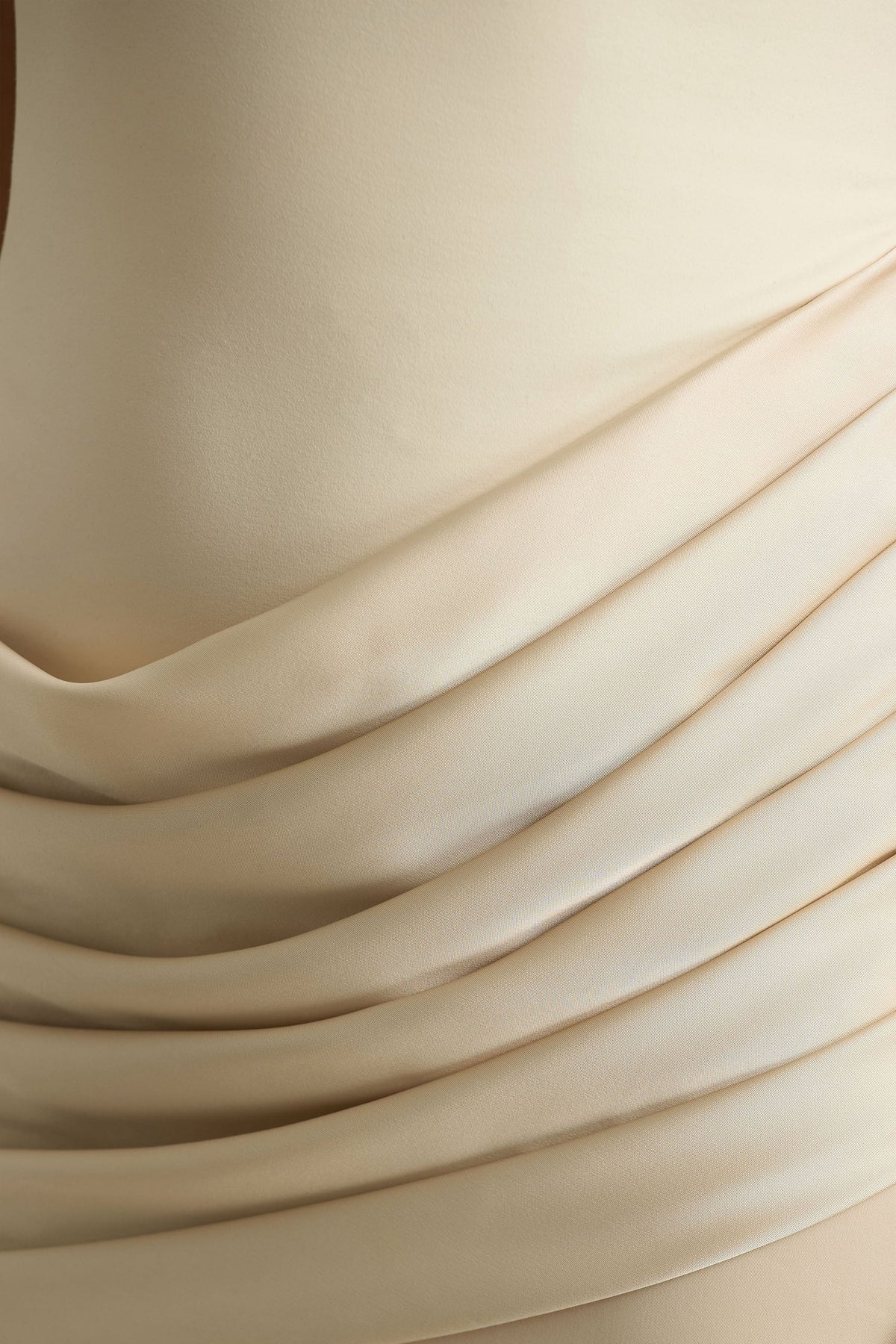 Akari | Vestido Largo Crema de Cuello Redondo con Falda de Satén