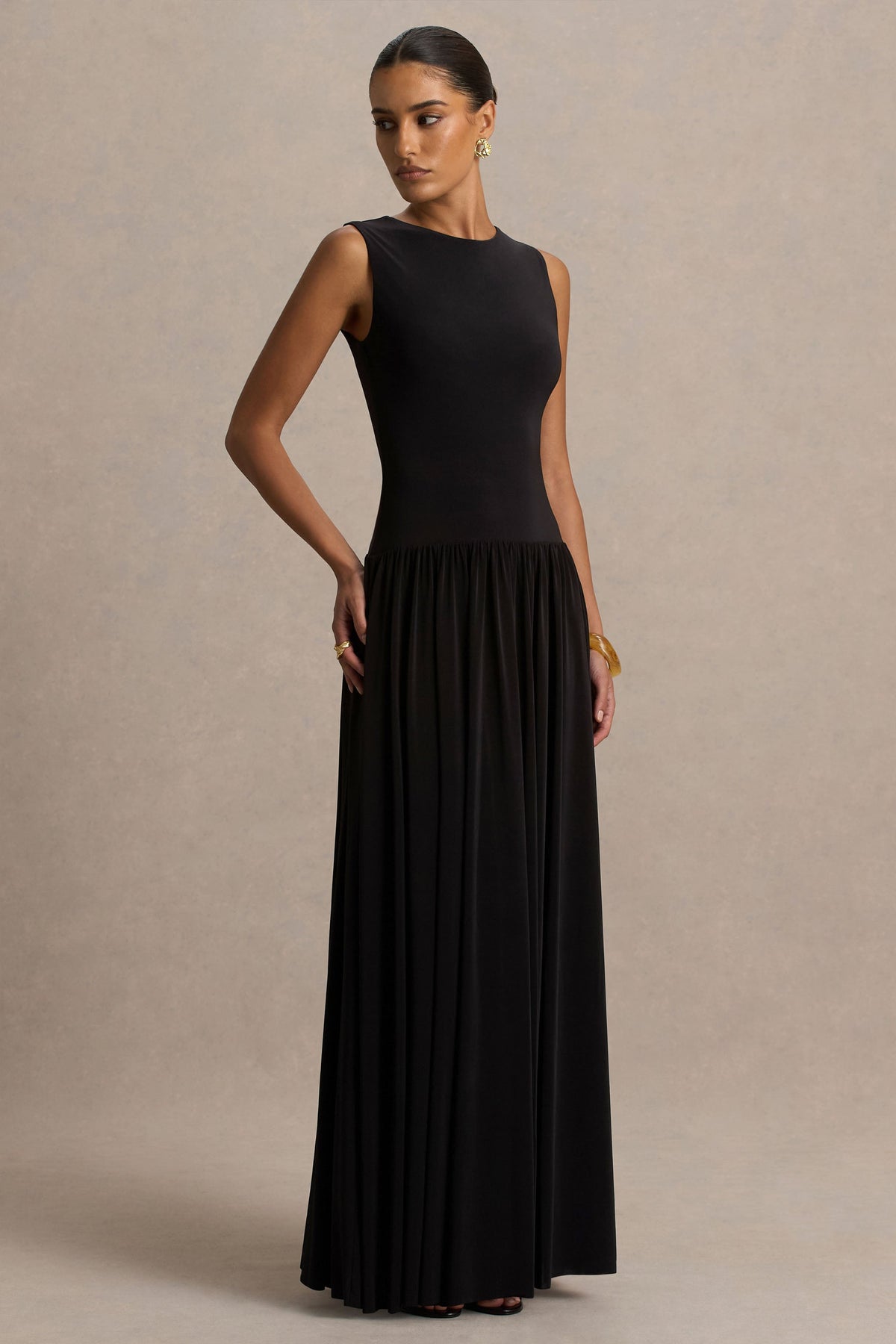 Rosalía | Vestido Largo Negro de Cuello Redondo con Cintura Caída y Detalle Fruncido
