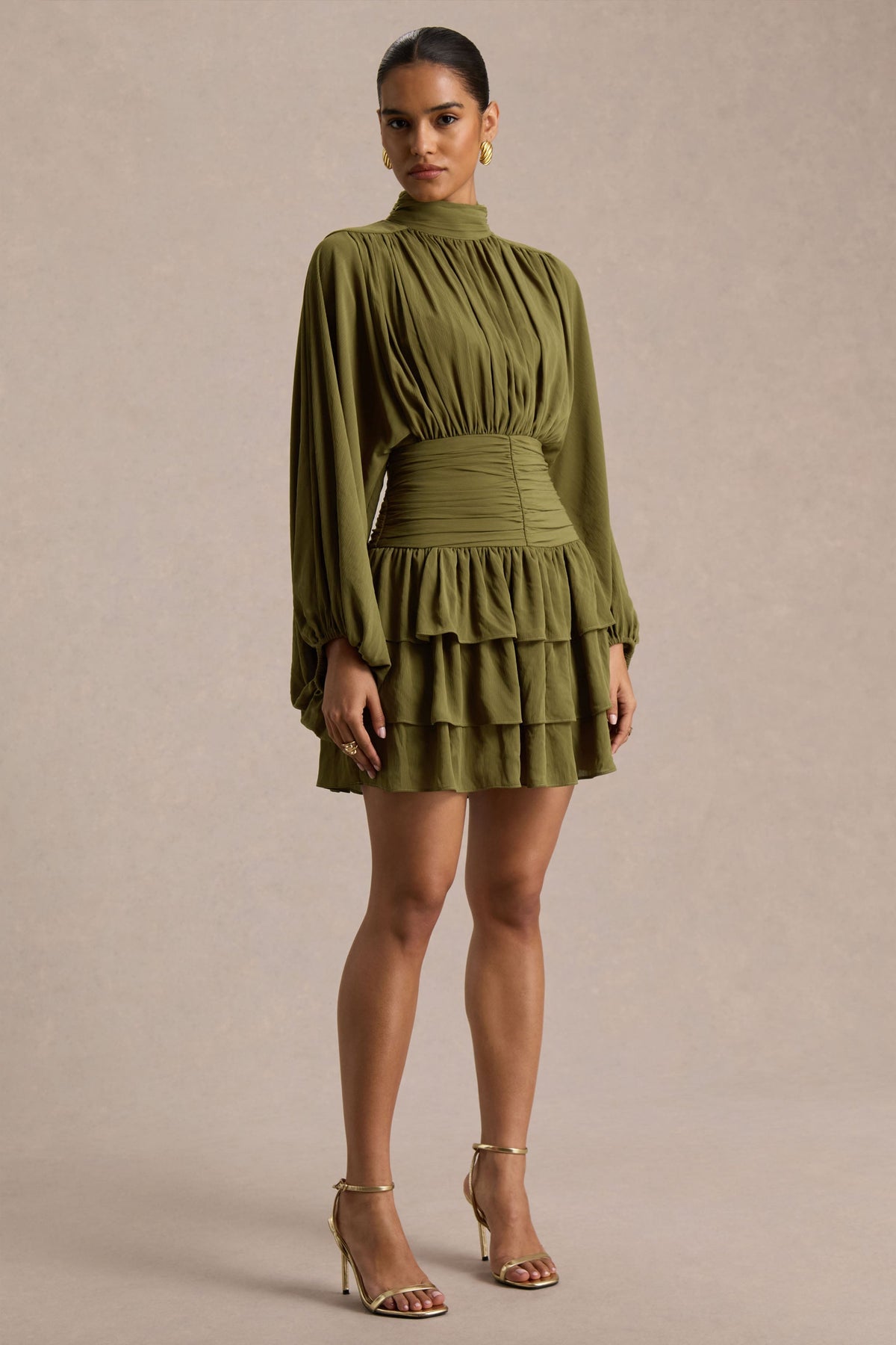 Imma | Vestido corto de cuello alto en color oliva con detalles de volantes