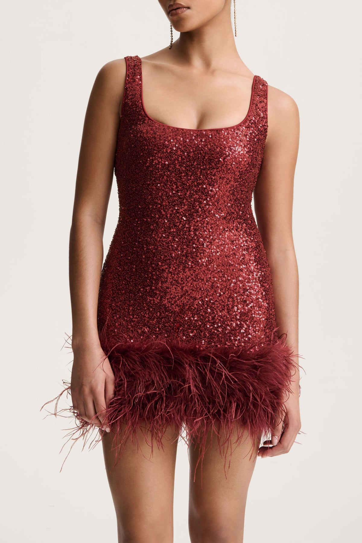 Rosalinda | Vestido Corto Burdeos de Lentejuelas con Escote Cuadrado y Ribete de Plumas