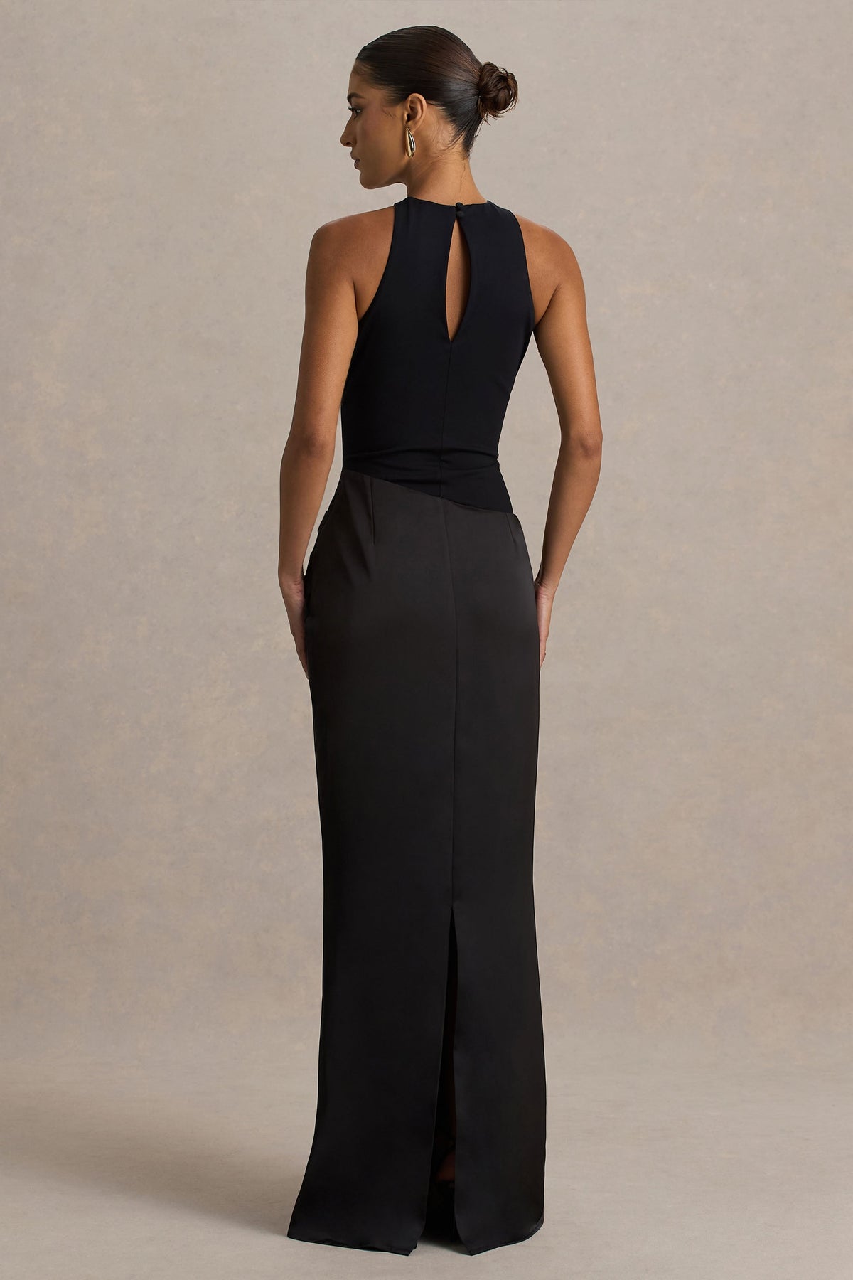 Akari | Vestido largo negro de cuello redondo con falda de satén