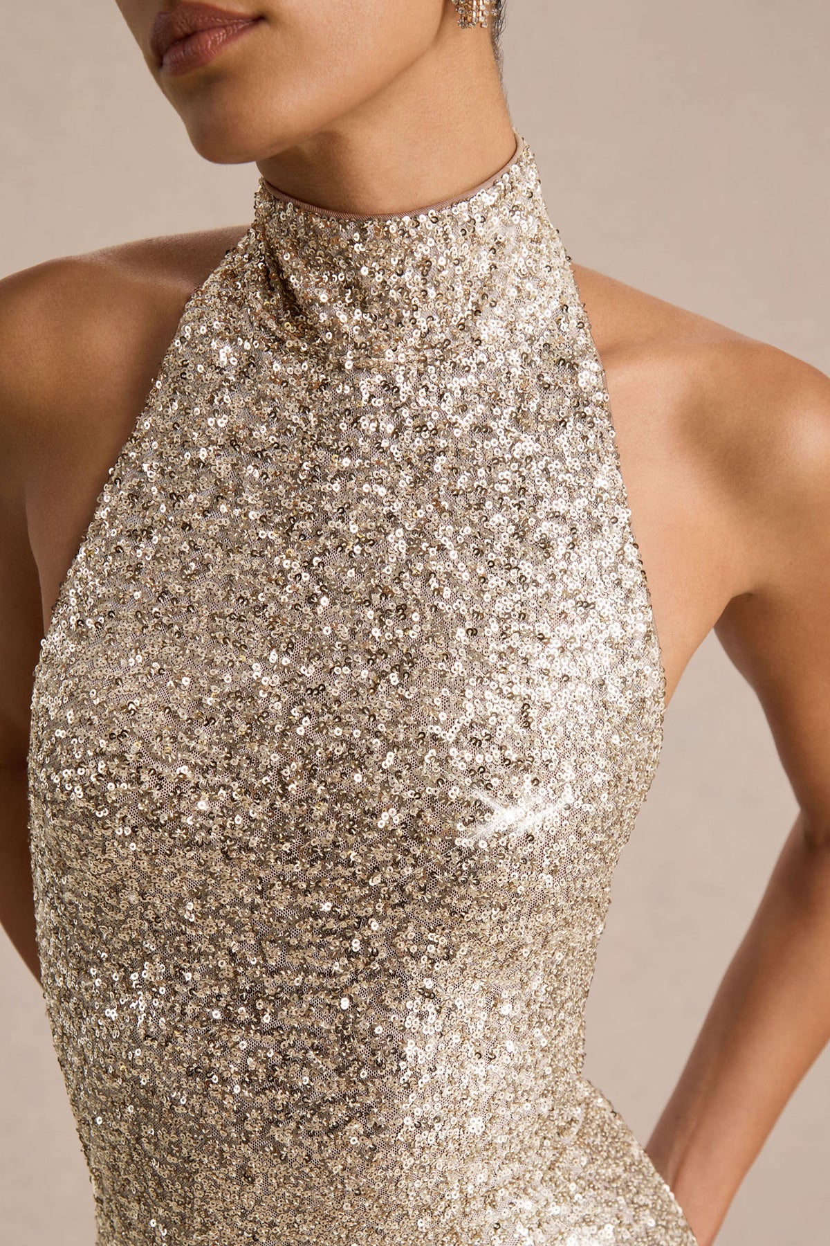 Tulia | Vestido Largo Champán de Lentejuelas con Escote Alto
