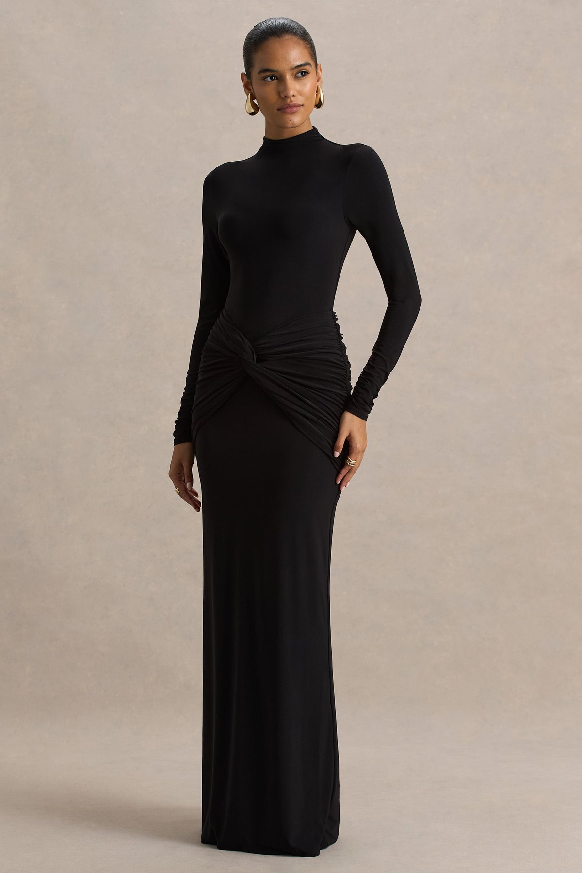 Alula | Vestido Largo Negro con Escote Alto y Detalle de Nudo