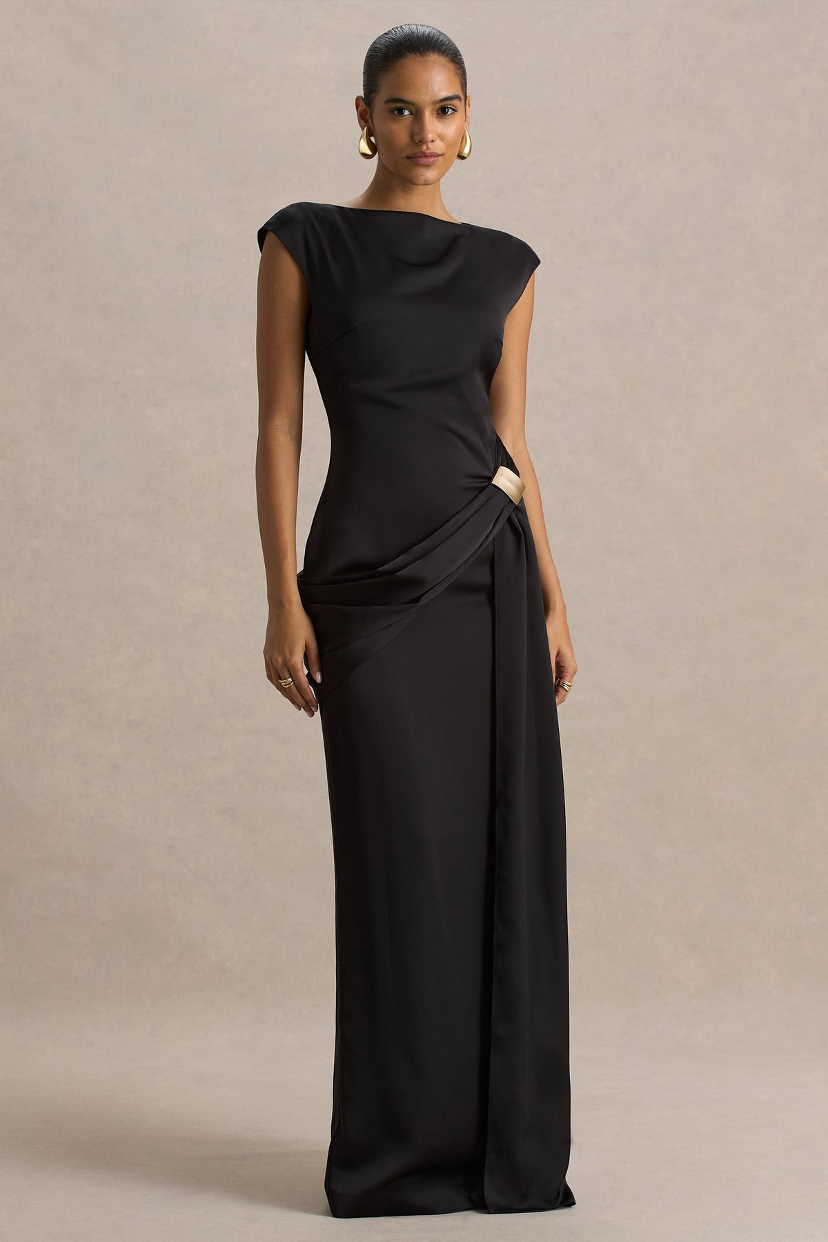 Influence | Vestido Largo Negro de Satén con Escote Alto y Detalles Fruncidos y Adornados