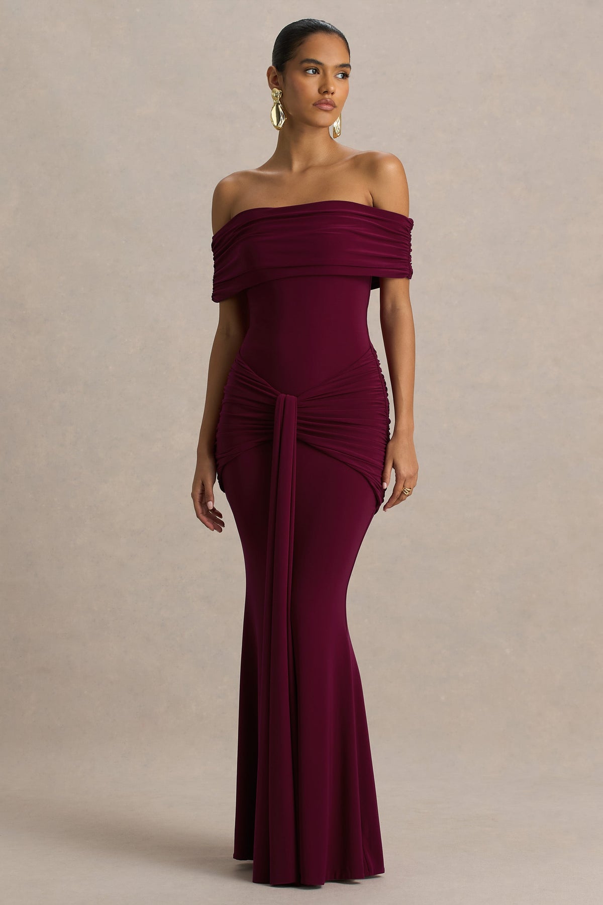 Envisioned | Vestido Largo Burdeos Con Escote Bardot y Detalles Fruncidos y Drapeados