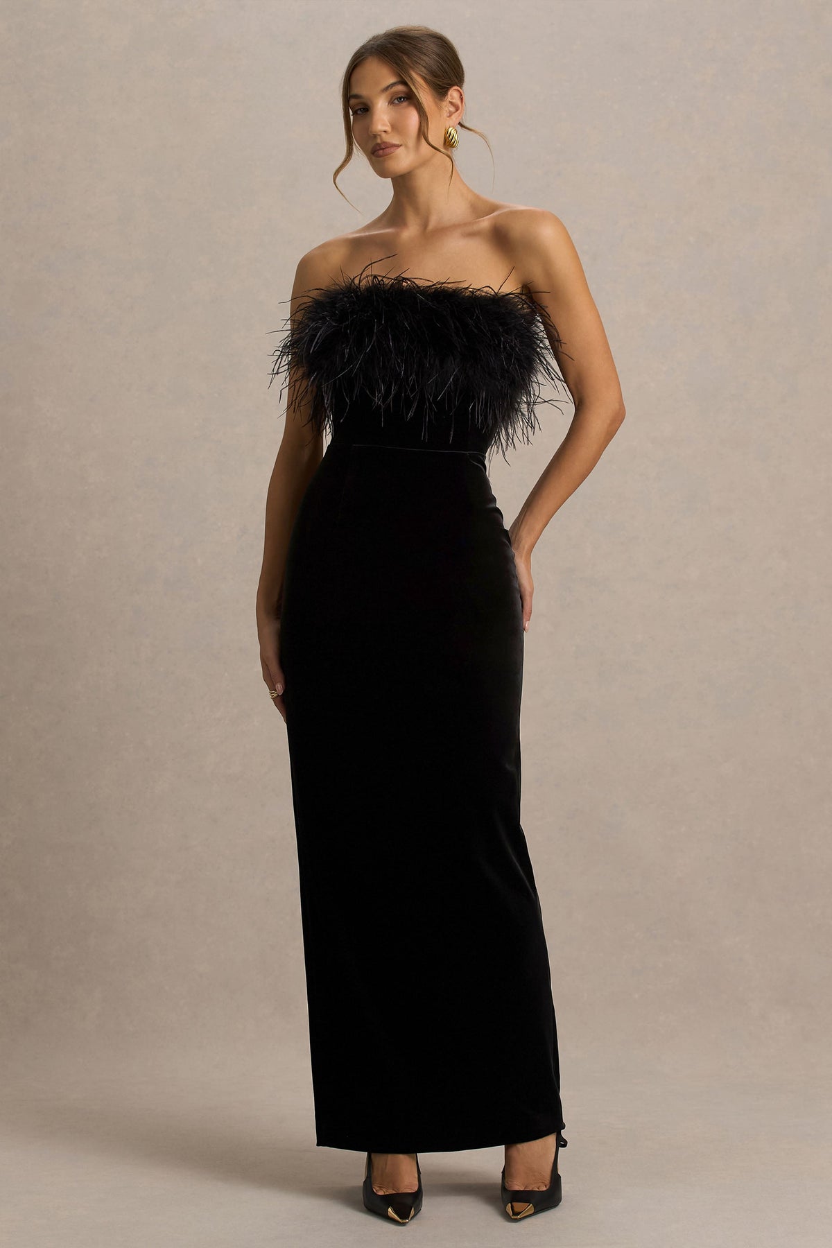 Arella | Vestido Largo de terciopelo negro con escote bandeau y ribete de plumas