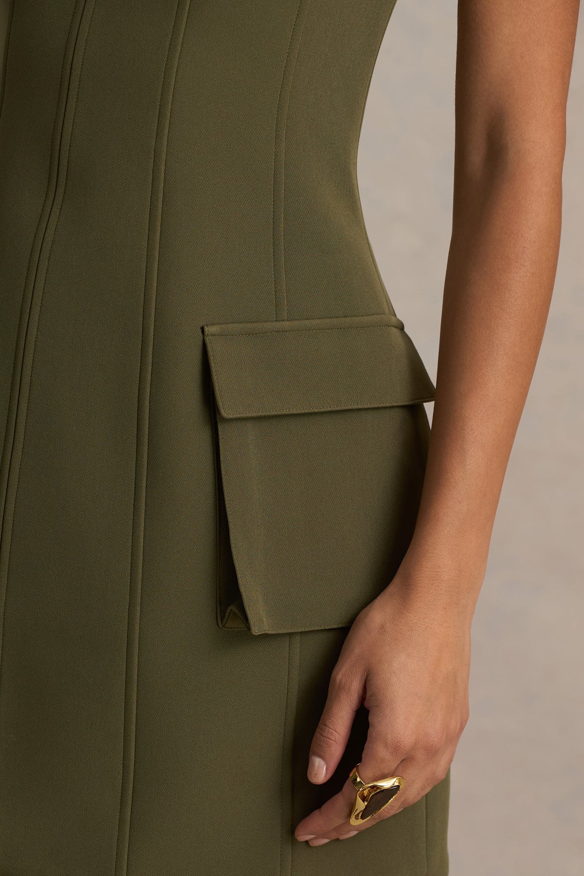 Mollie | Vestido Corto Micro Ajustado Caqui con Escote Cuadrado