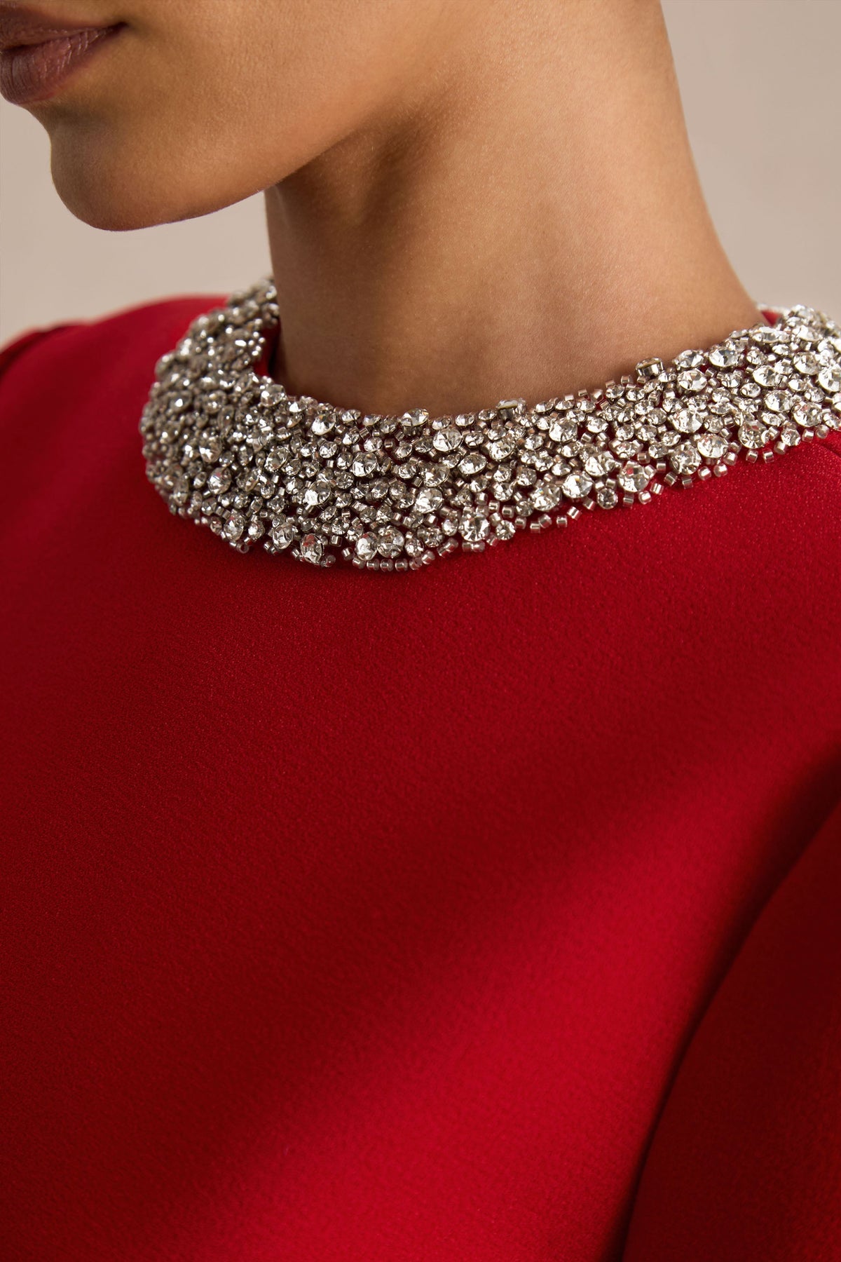 Jackie | Vestido Corto Rojo de Cuello Alto Adornado