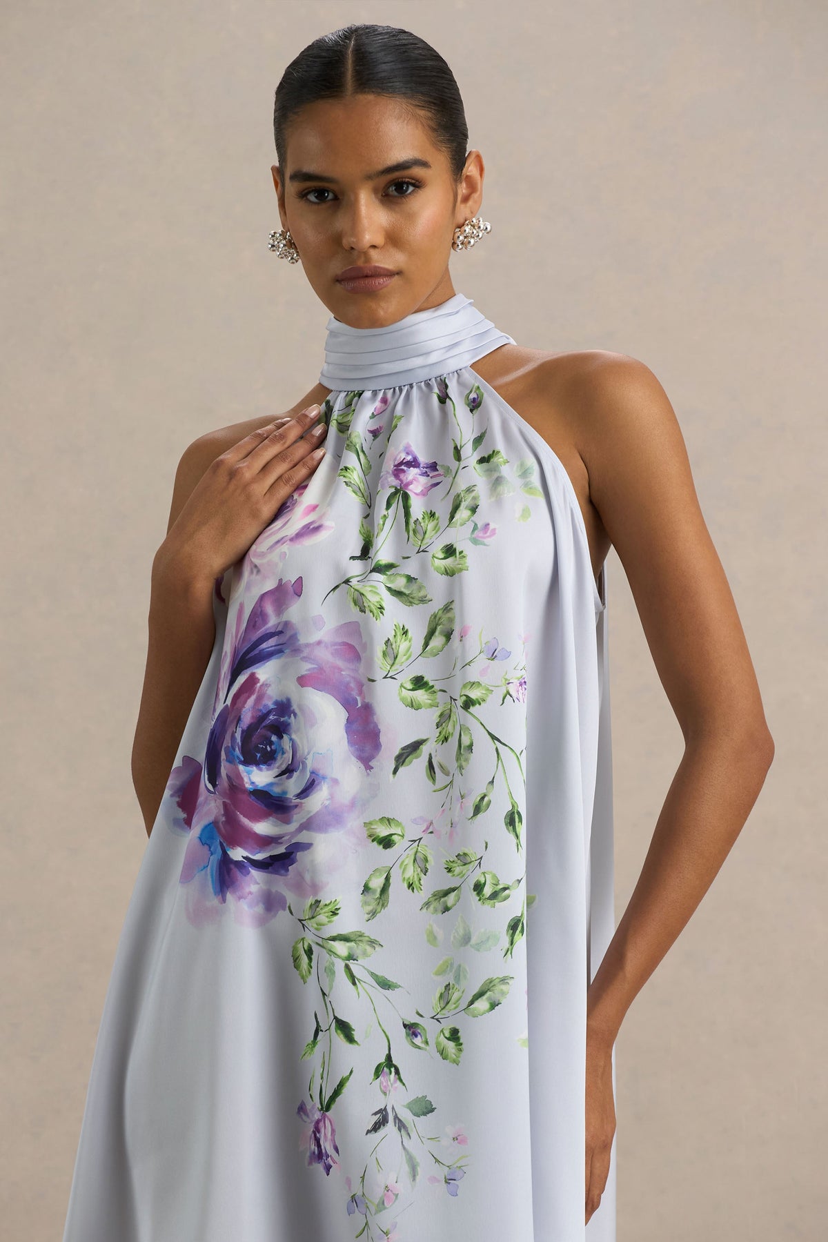 Evita | Vestido corto de Satén  con detalle de escote halter con lazo