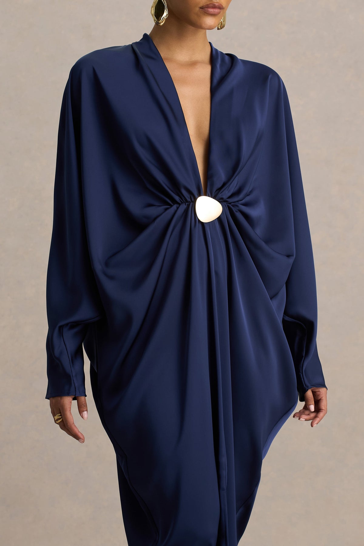 Tina | Vestido largo satinado azul marino con detalle dorado y mangas murciélago