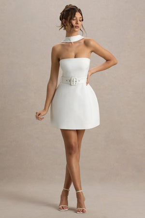 Timberly | Vestido corto blanco con escote bandeau y detalle de cinturón y choker