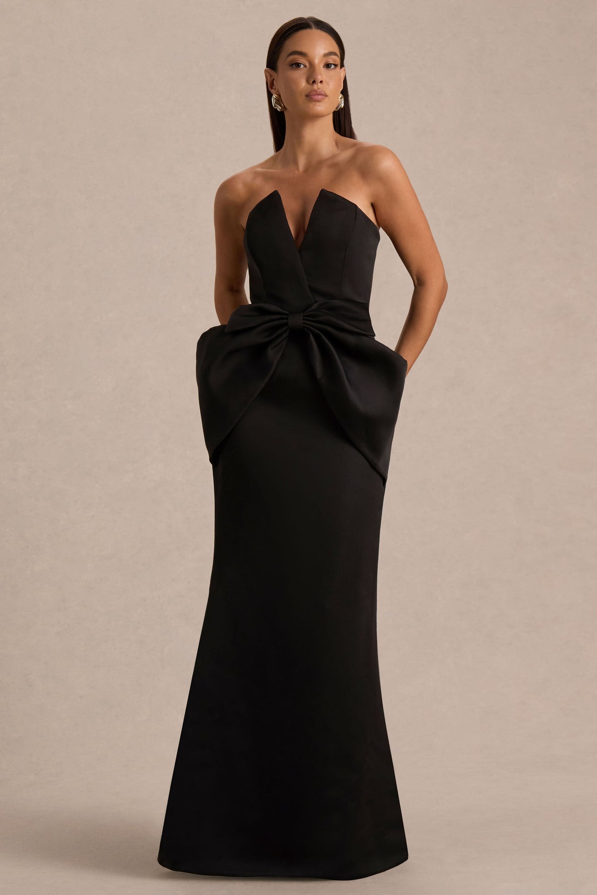 Sonata | Vestido Largo Negro de Satén con Escote Bandeau y Falda Tulipán