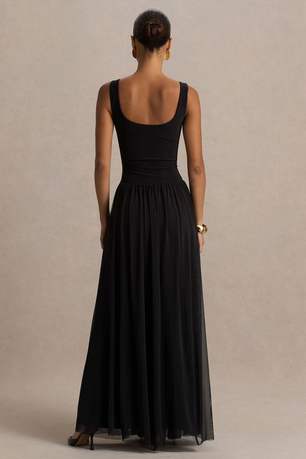 Amelia | Vestido Largo Negro Con Escote Redondeado Cintura Baja Y Flada Plisada