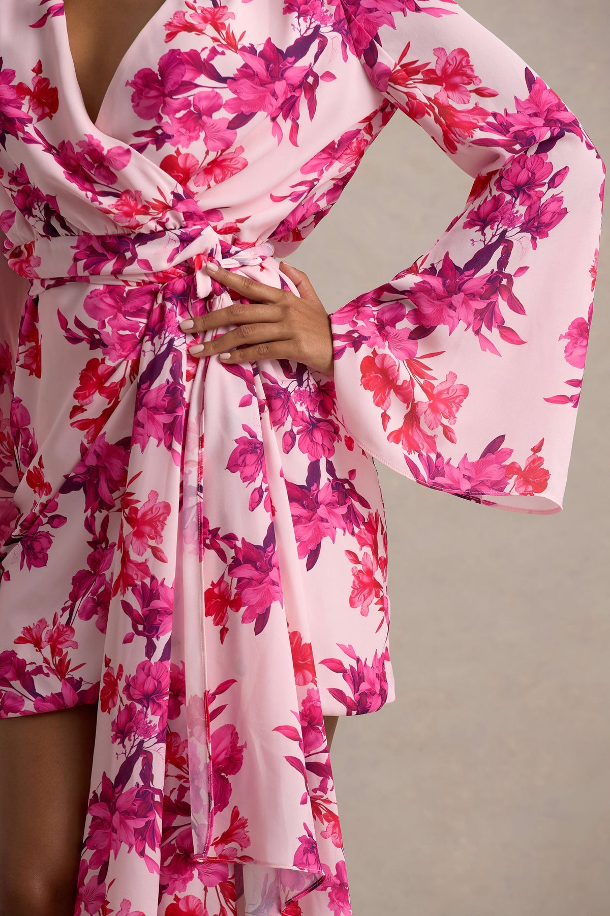 Goldie | Vestido corto de gasa con estampado floral rosado y detalle de cinta