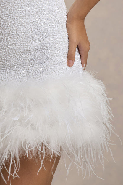 Lumi | Vestido corto blanco de lentejuelas y ribete de plumas