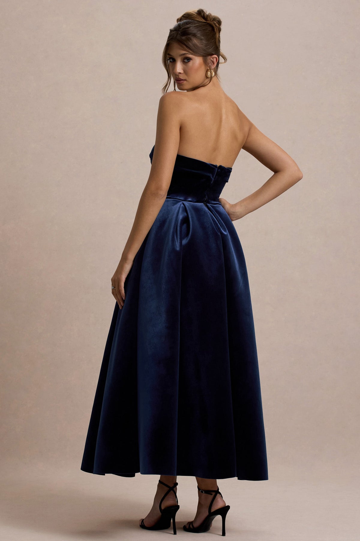 Addina | Vestido largo de terciopelo en azul marino con falda plisada