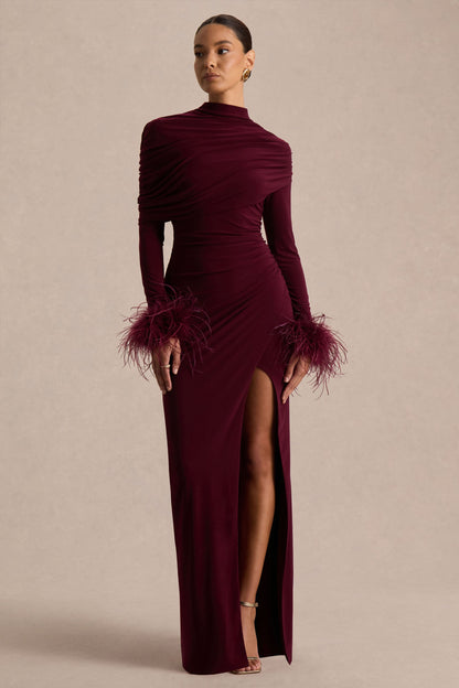 Gatsby | Vestido Largo Burdeos de Cuello Alto y Puños con Ribete de Plumas