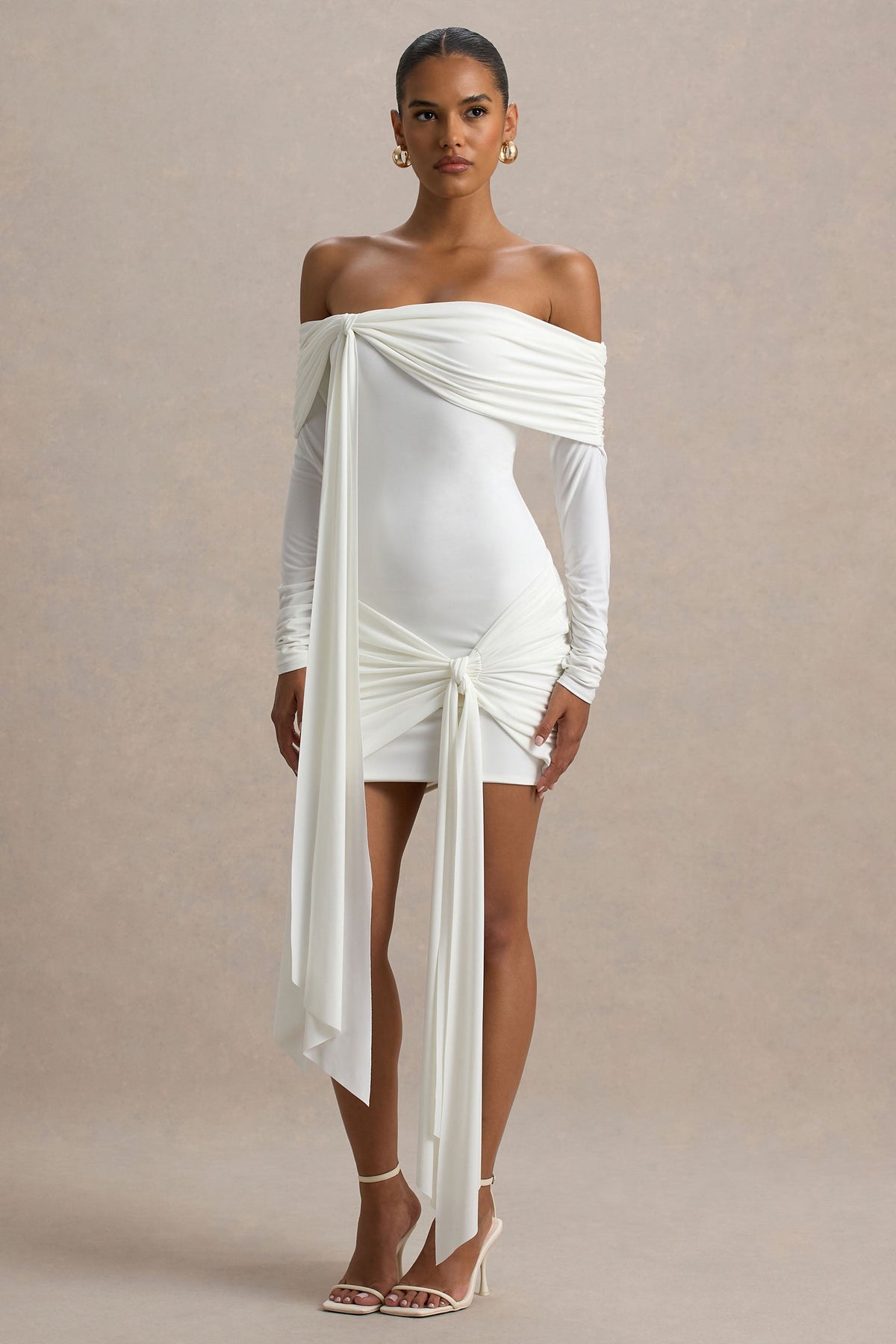 Essie | Vestido corto blanco de mangas largas con escote bardot y detalles de lazo