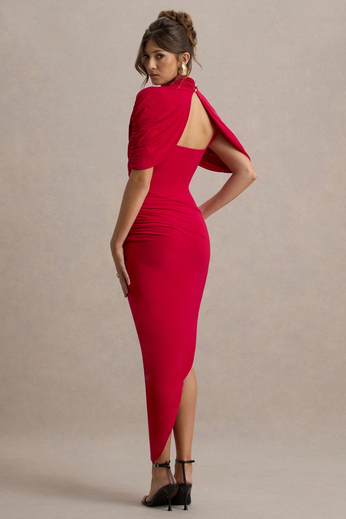 Enchant | Vestido Midi Rojo con detalle de capa y drapeado