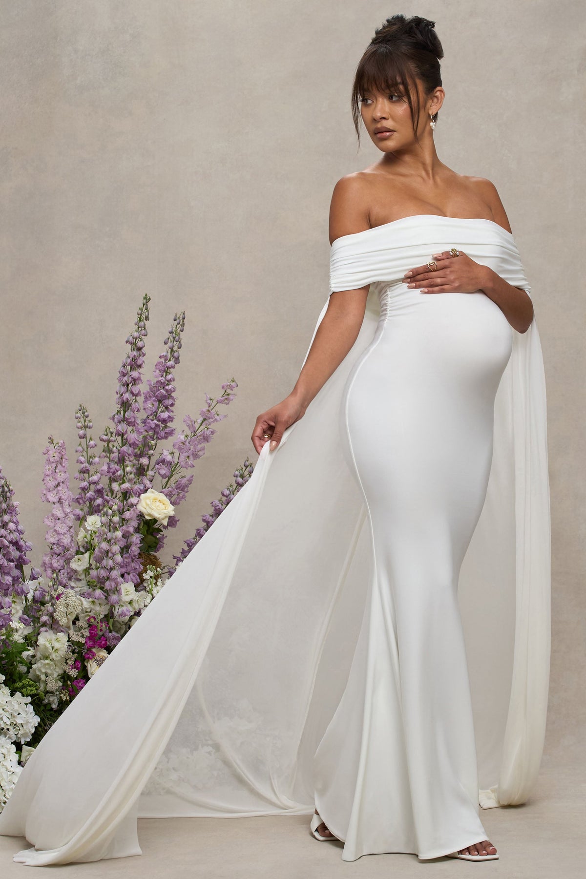 Carlotta | Vestido largo en blanco de maternidad con escote bardot y capa trasera