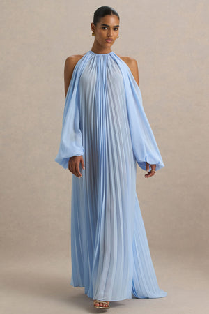 Reyna | Vestido largo azul bebé de gasa plisada con detalle de capa