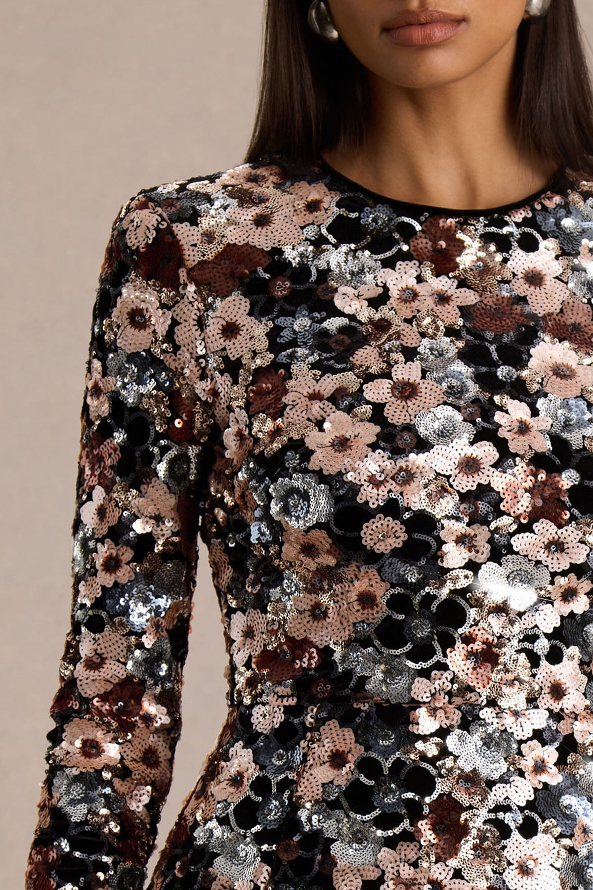 Adaline | Vestido corto de manga larga de terciopelo negro con lentejuelas y flores