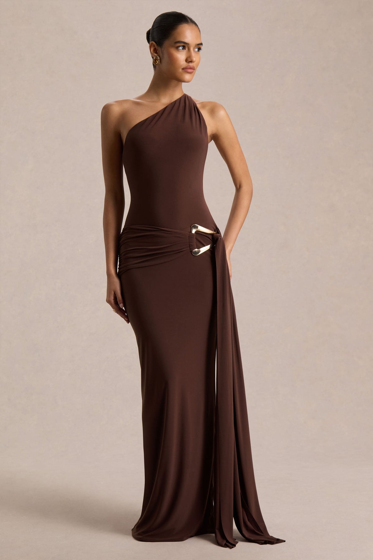 Bonnie | Vestido Largo Marrón con Escote Asimétrico y Detalles Fruncidos