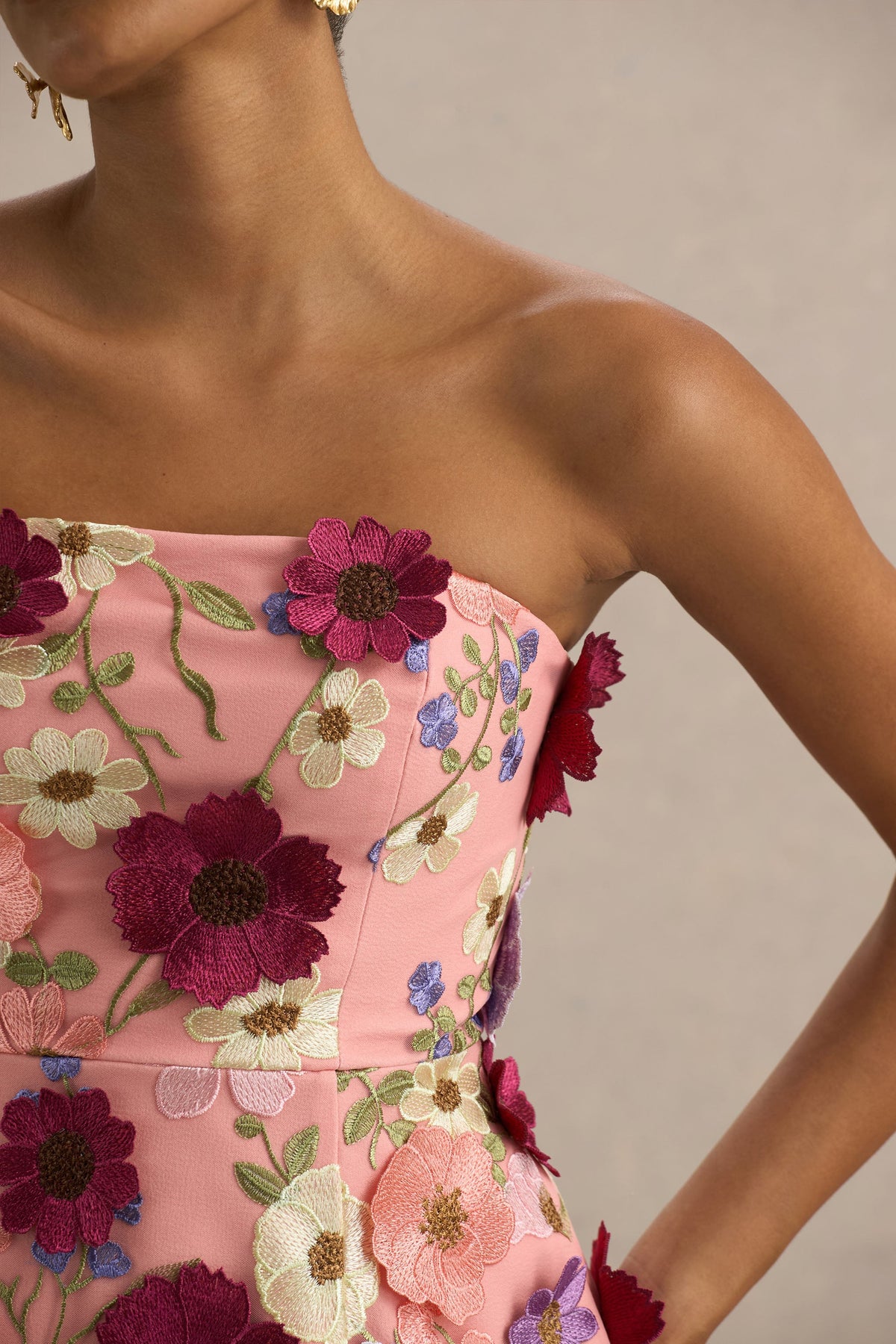 Kristen | Vestido corto Rosa con Bordado Floral y Escote bandeau