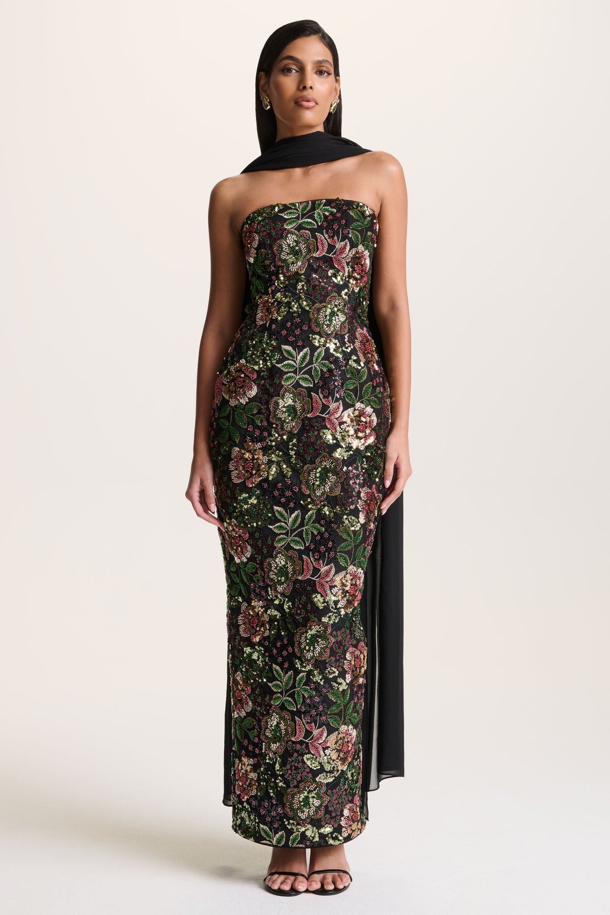Cora | Vestido Largo Bandeau de Malla y Lentejuelas con Capa en la Espalda