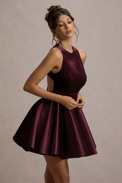 Mackie | Vestido corto de terciopelo con espalda al aire y falda de vuelo en color burdeos