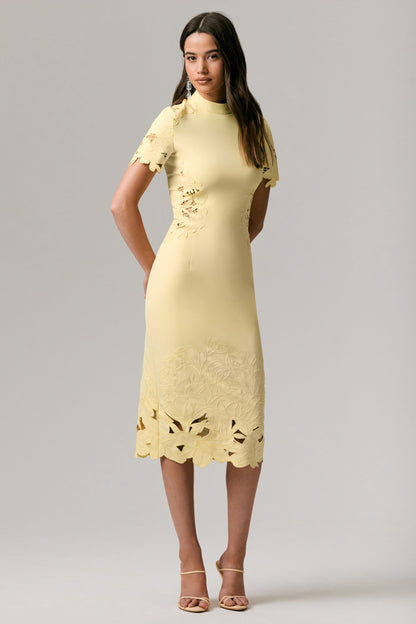 Guest List | Vestido midi limón con cuello alto y detalles calados de crochet