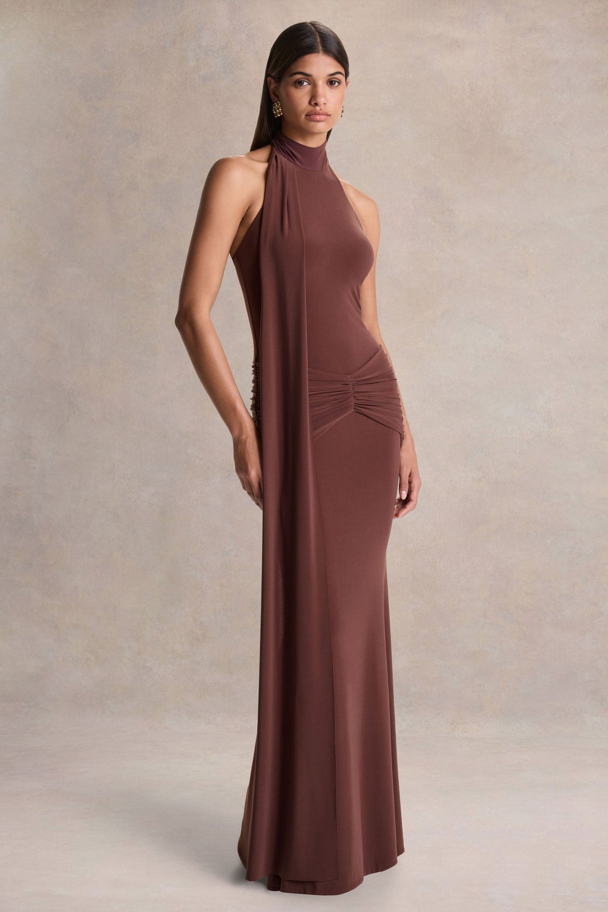 Hyla | Vestido Largo Marrón con Escote Alto y Detalle de Fajín
