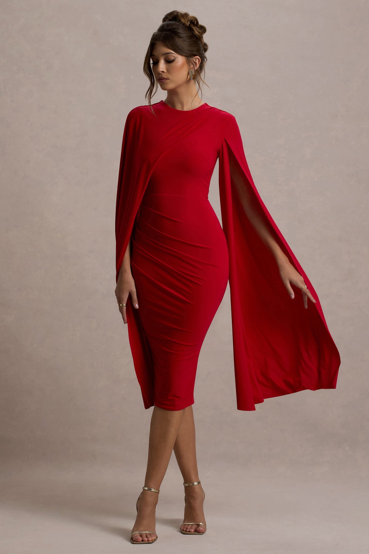 Marysol | Vestido midi ajustado y mangas capa en color rojo