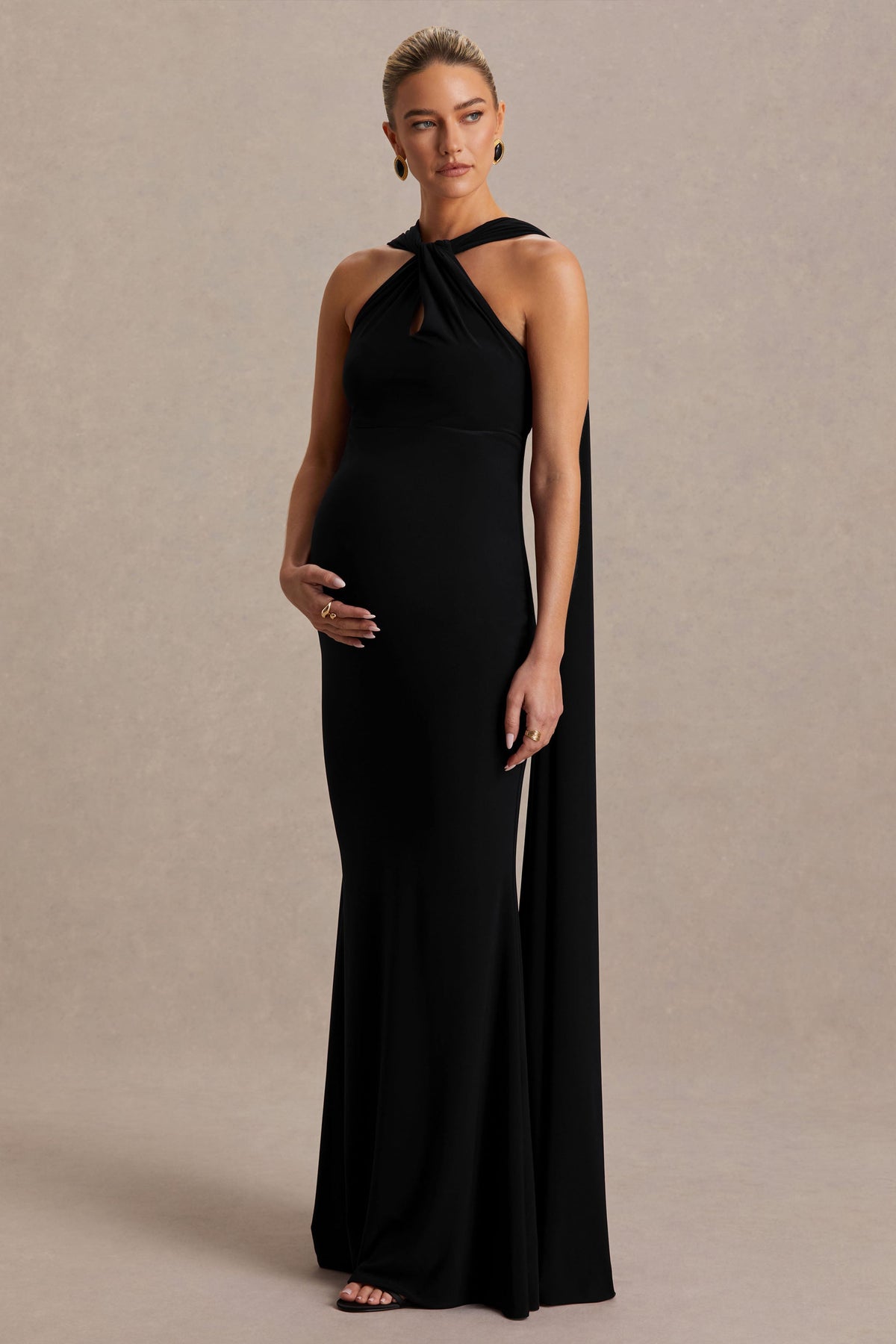 Lyra | Vestido Largo Negro de Cuello Halter Cruzado y Capa