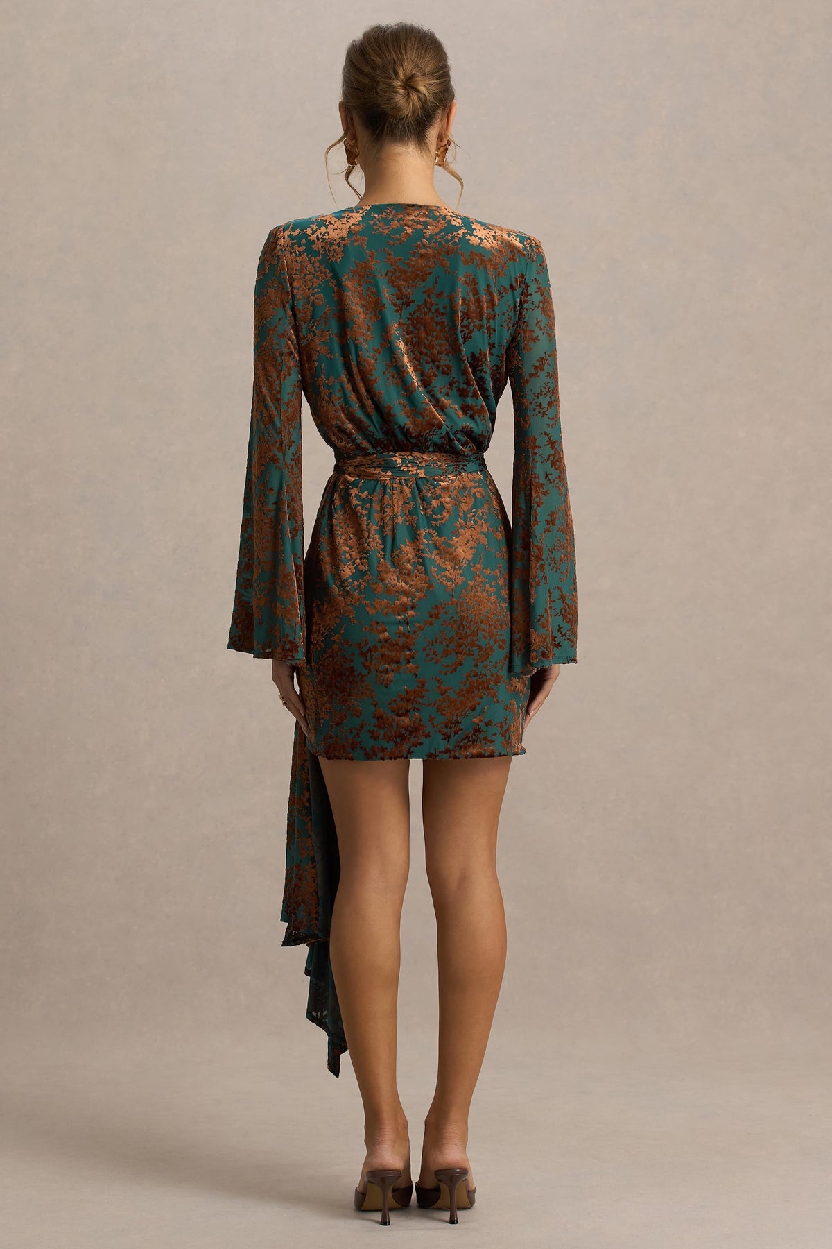 Dimitra | Vestido Corto cruzado de terciopelo devoré en verde oscuro y marrón con escote pronunciado