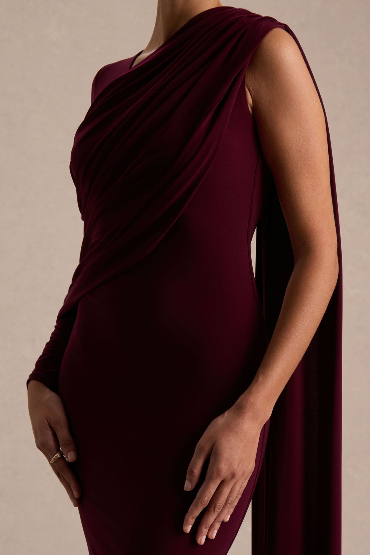 Rubelle | Vestido Largo Burdeos de Escote Asimétrico con Detalle Drapeado