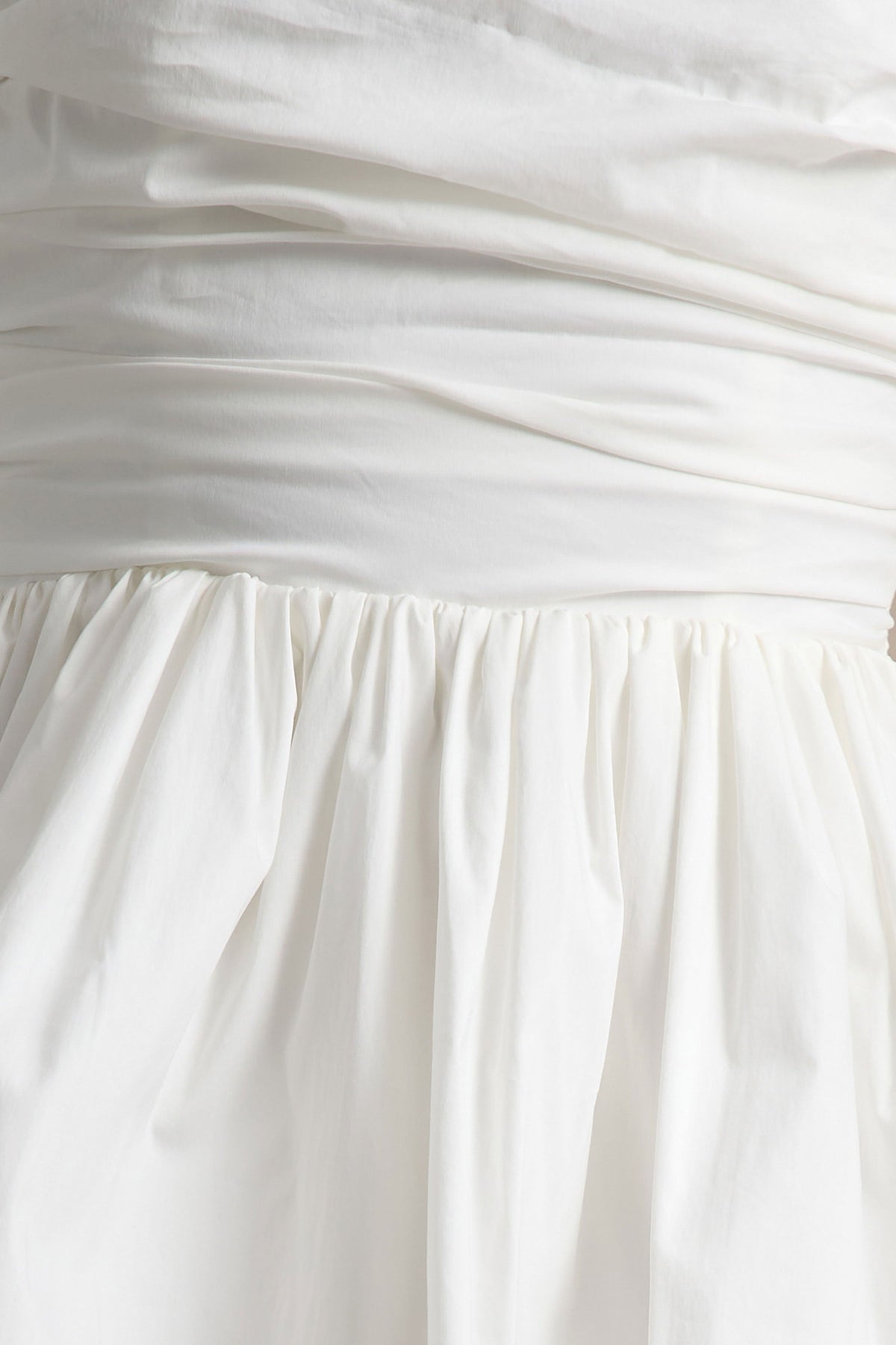 Faye | Vestido corto blanco con escote bandeau y falda puff ball