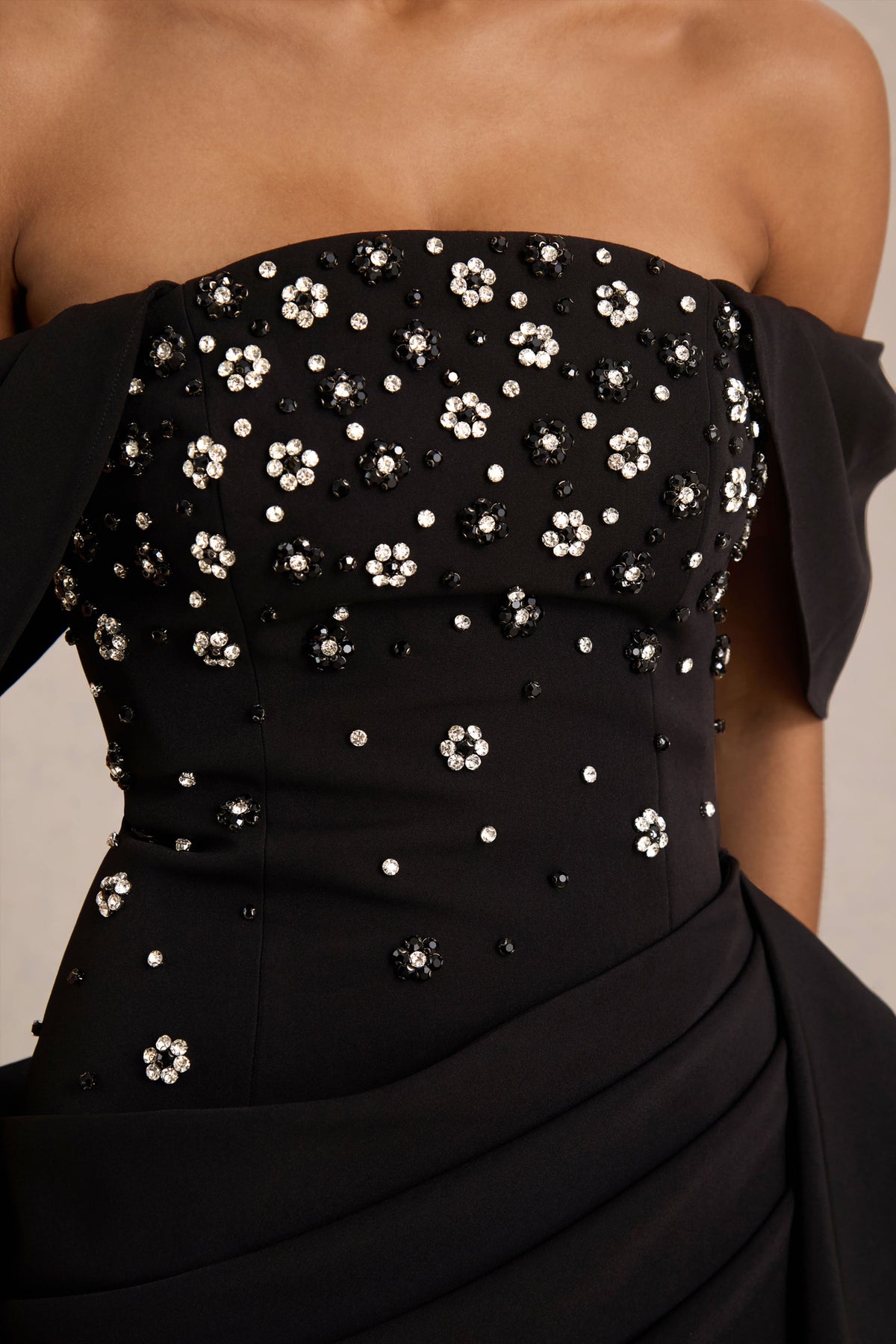Sylvia | Vestido Midi Negro con Escote Bardot, Bordado y Falda Envolvente Drapeada