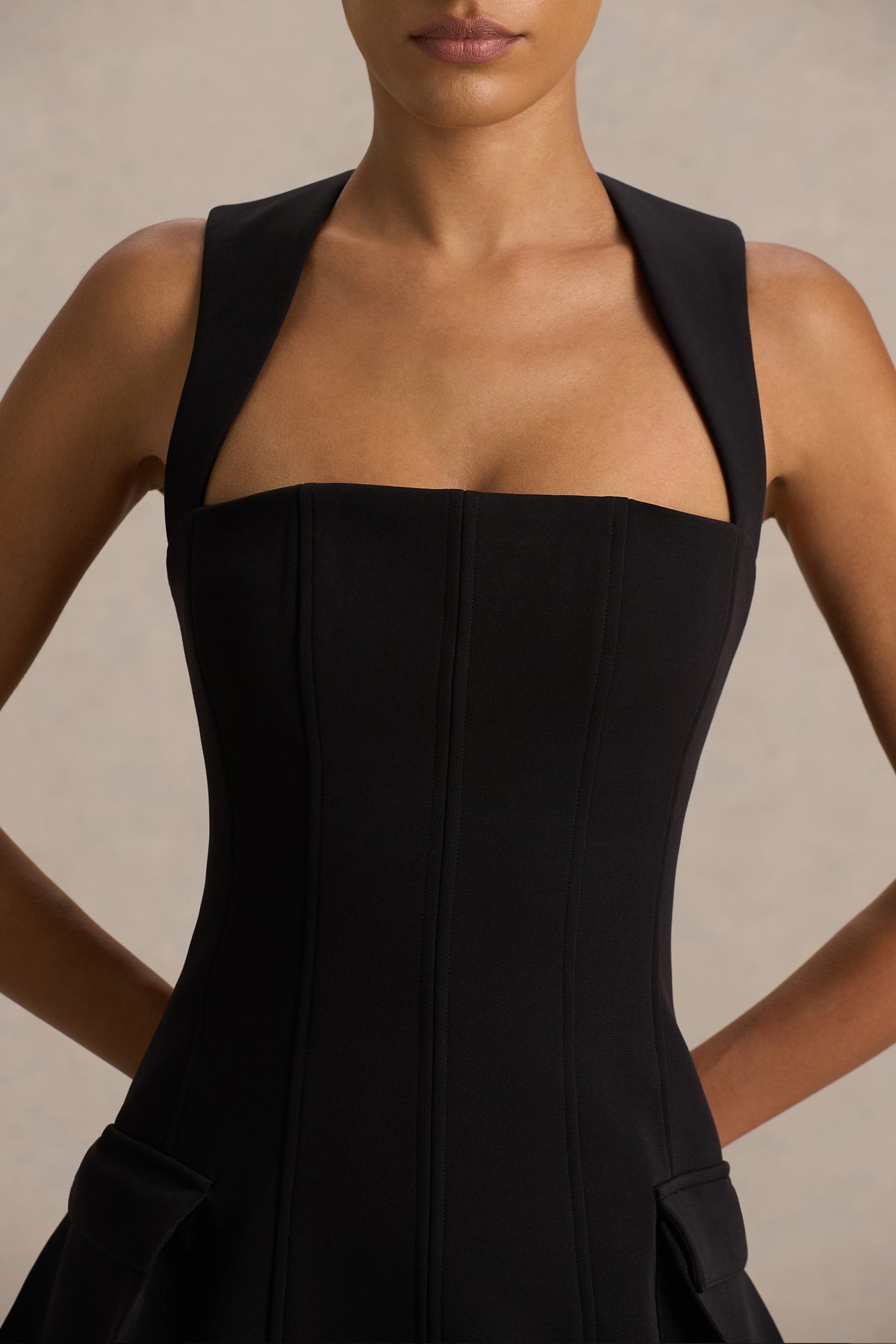 Mollie | Vestido corto negro entallado con escote cuadrado y espalda descubierta