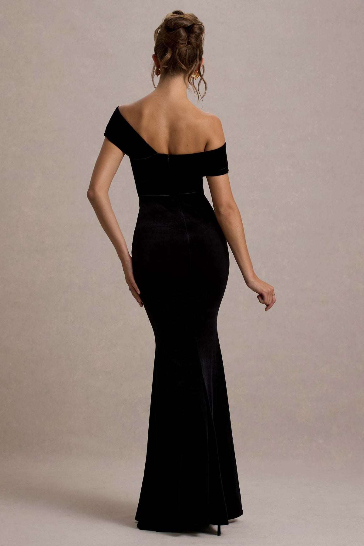 Candela | Vestido largo de Terciopelo negro con Escote Bardot Asimétrico