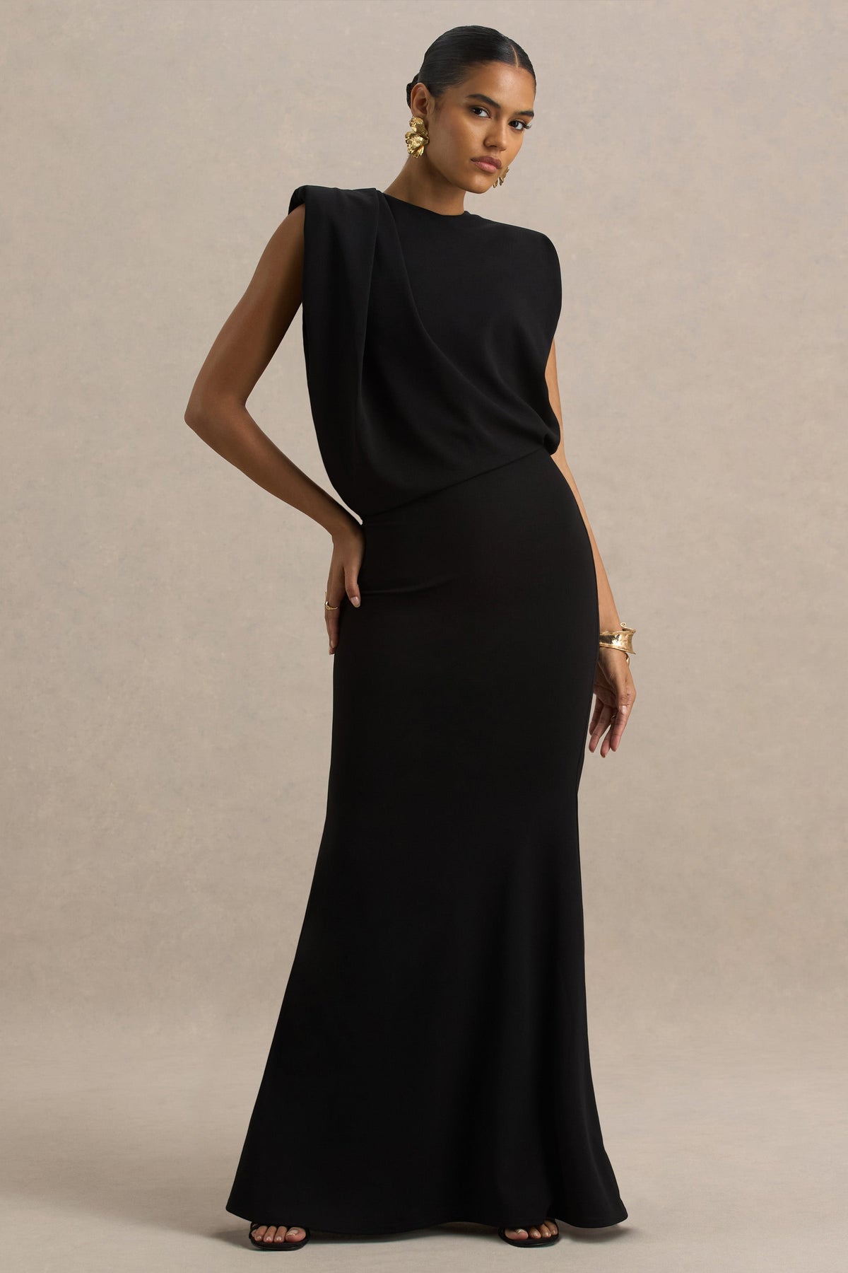 Meave | Vestido largo negro con escote barco y detalle drapeado