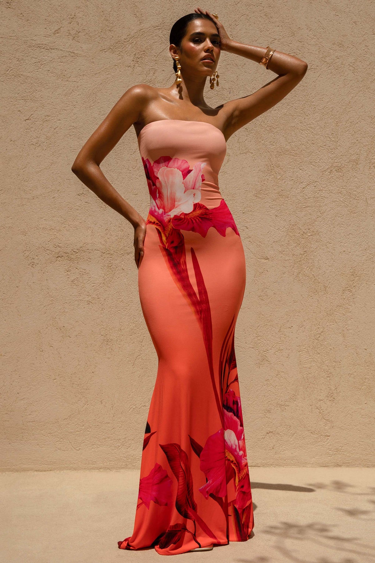 Ceremony | Vestido Largo austado con escote bandeau y con estampado floral en rosa