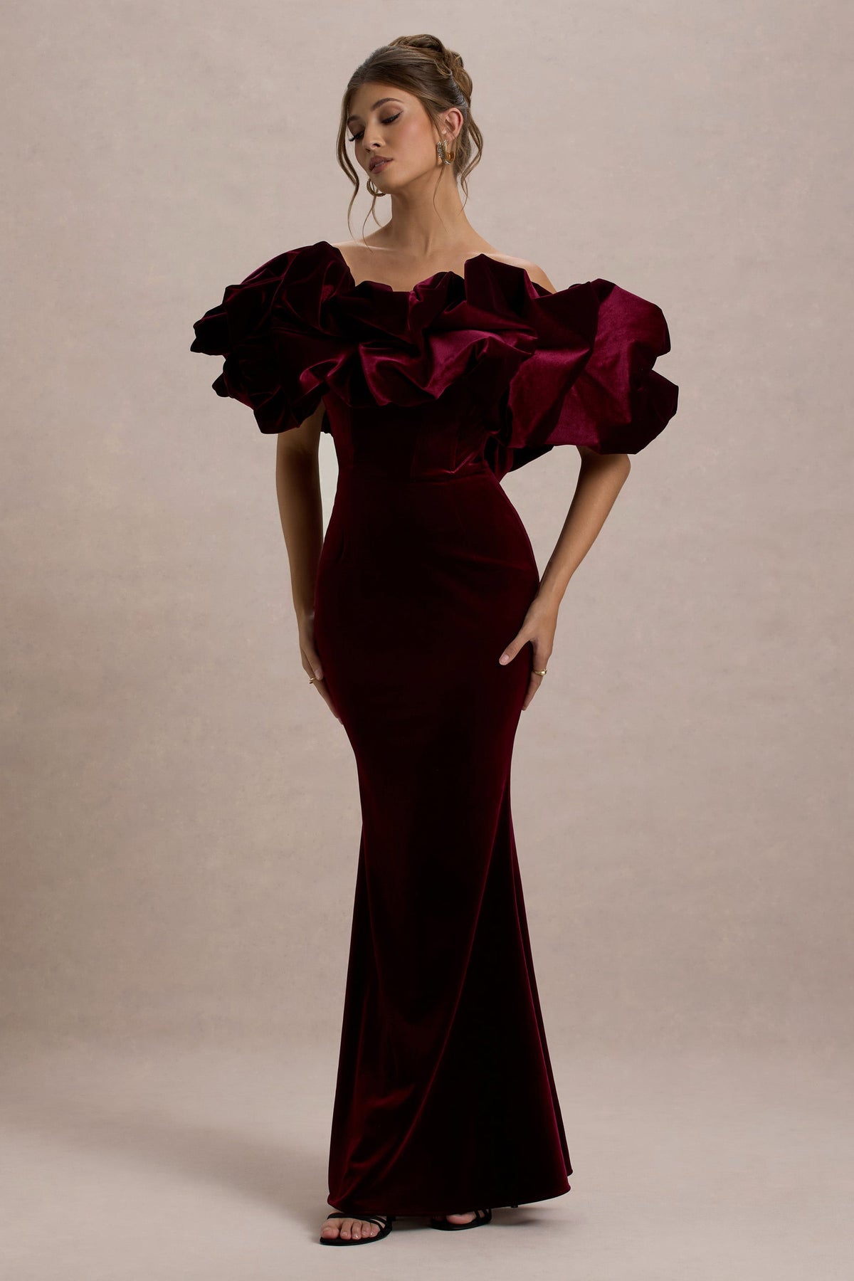 Cecily | Vestido largo de Terciopelo Rojo con Escote Bardot y Detalle de Terciopelo con volantes