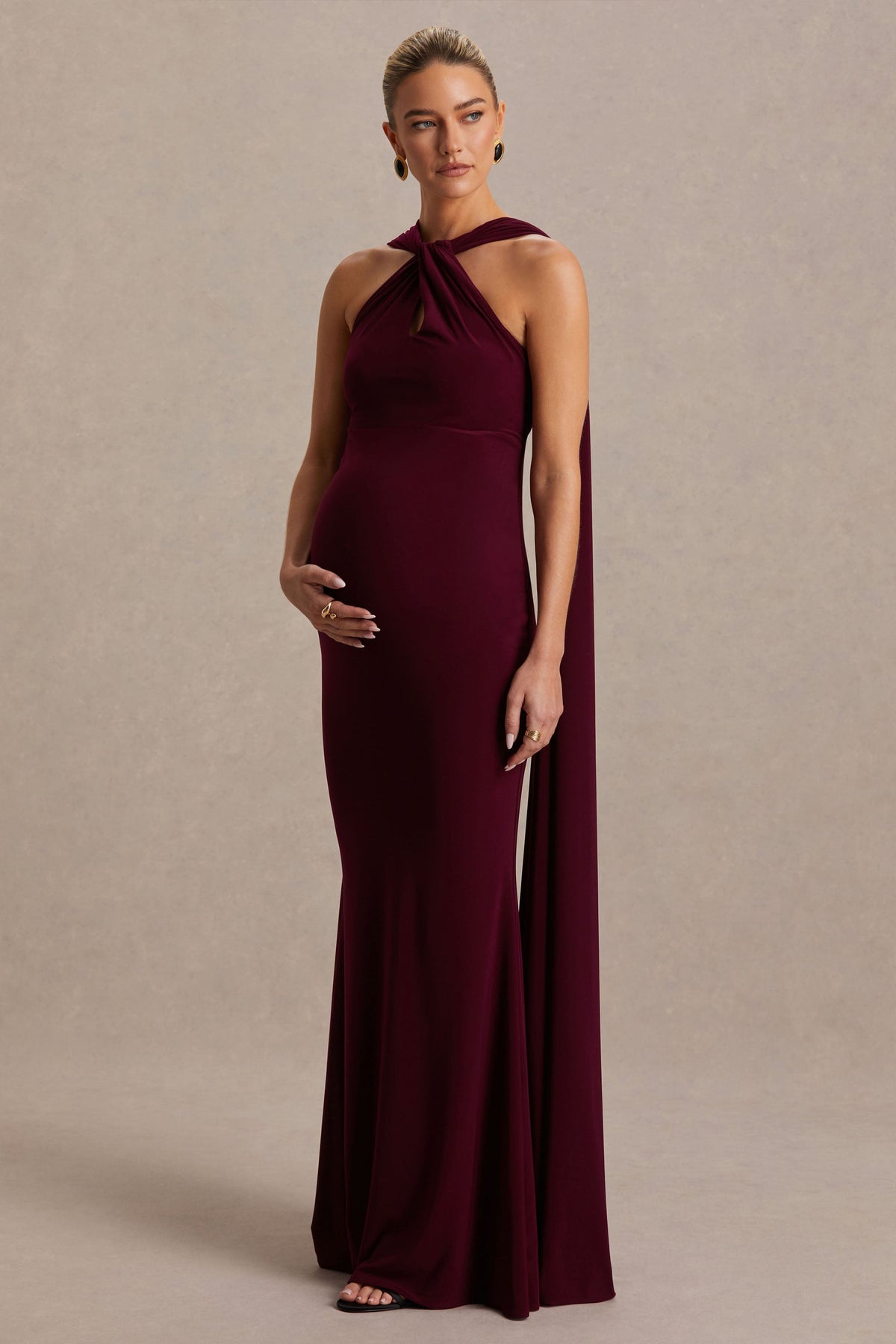 Lyra | Vestido Largo burdeos con cuello halter cruzado y capa