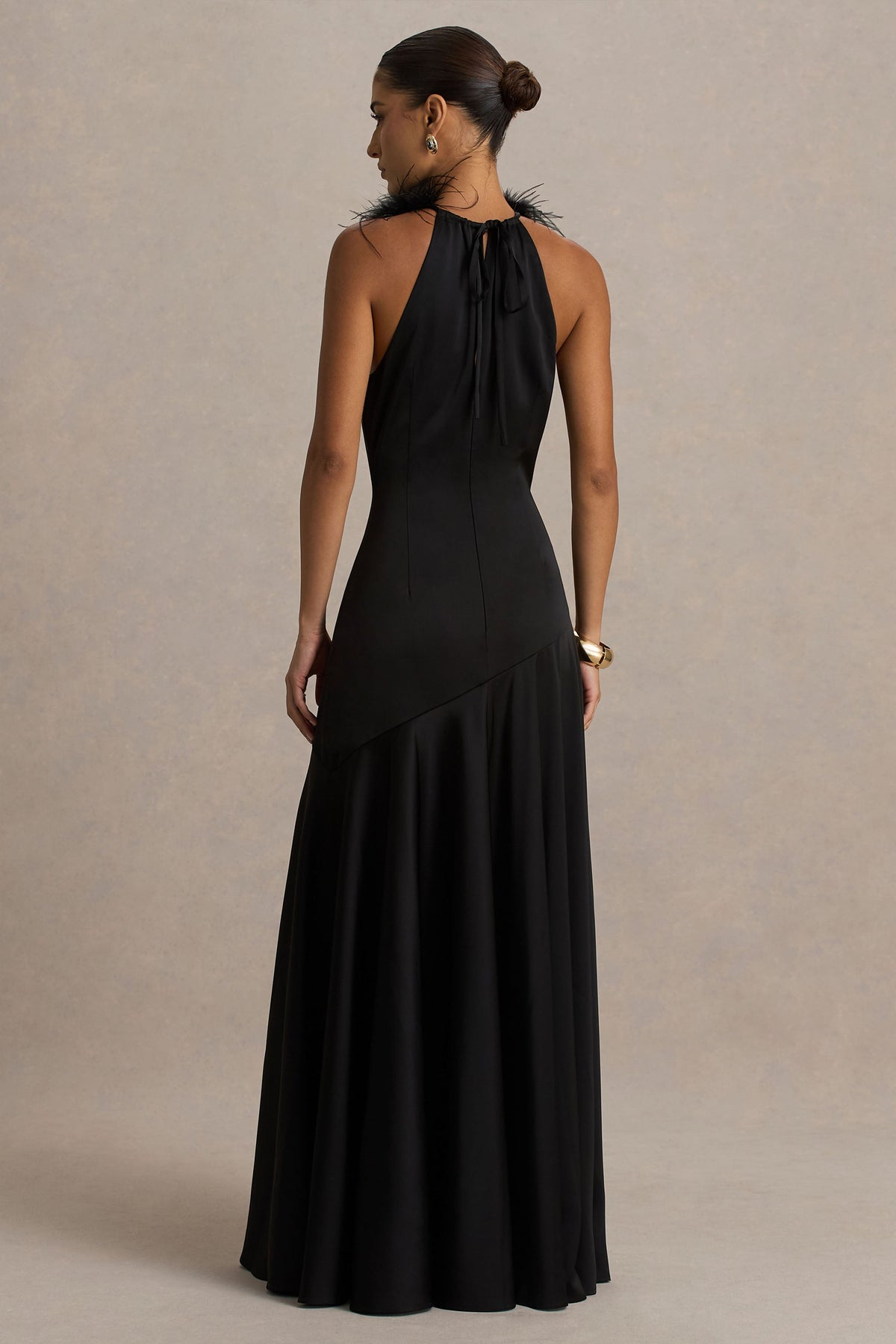 Jemima | Vestido largo de satén negro con cuello halter y detalle de plumas