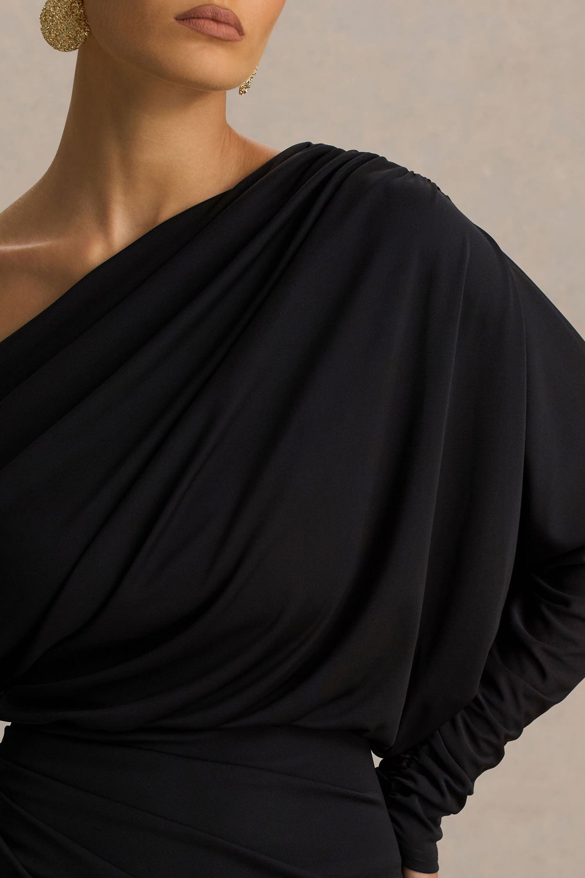 Olivia | Vestido Largo Negro de Escote Asimétrico con Detalle Fruncido y Abertura Frontal