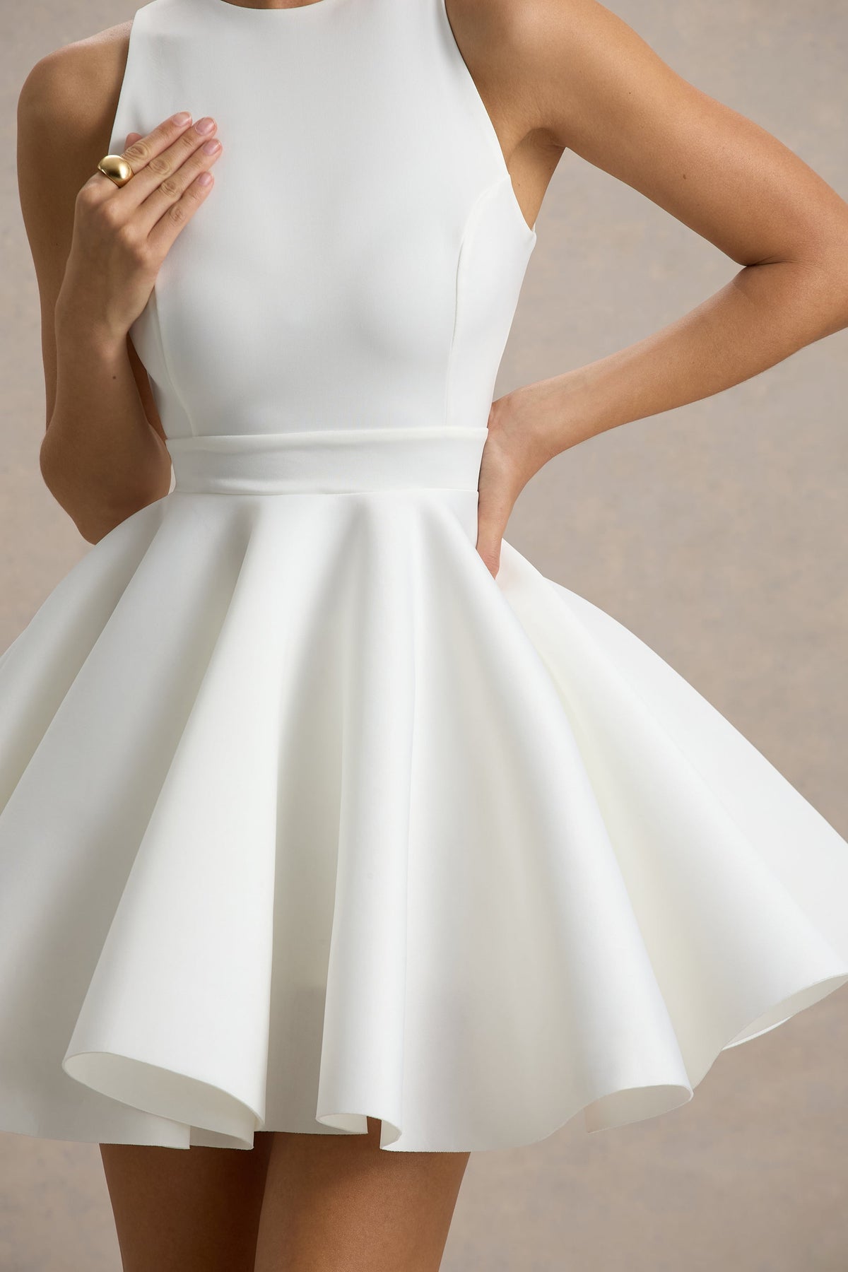 Waverly | Vestido corto en blanco con espalda abierta y falda skater