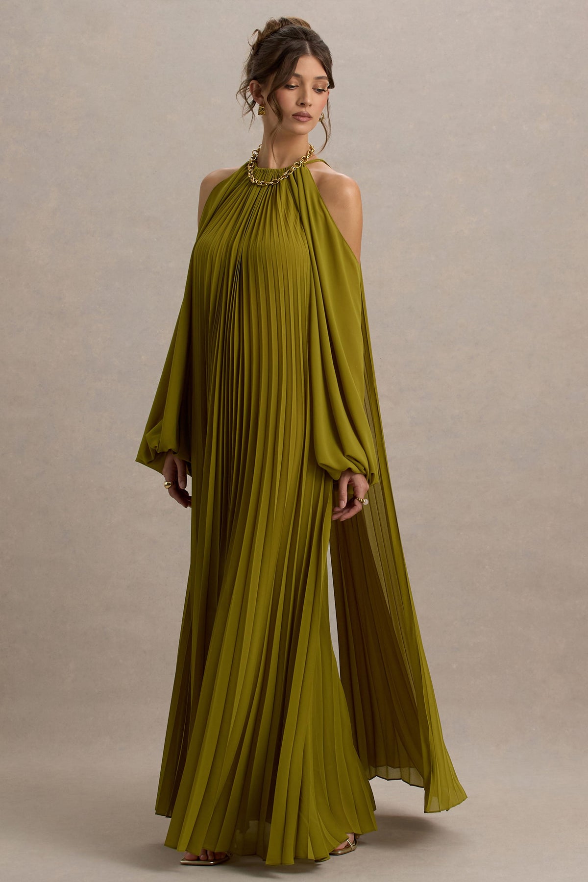 Reyna | Vestido largo plisado en color oliva con capa trasera decorativa