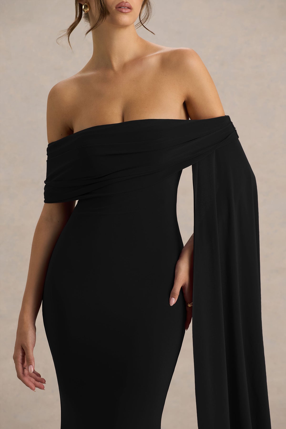 Saffina | Vestido Largo Negro con Escote Bardot y Detalle de Fajín