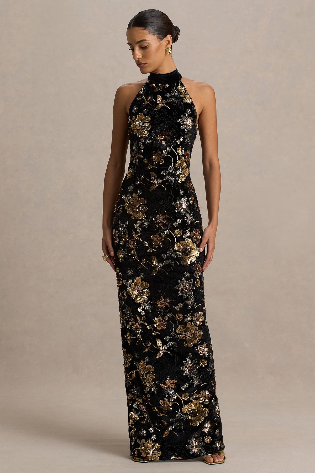 Tate | Vestido Largo de Terciopelo Negro con Escote Halter y Lentejuelas Florales en Bronce